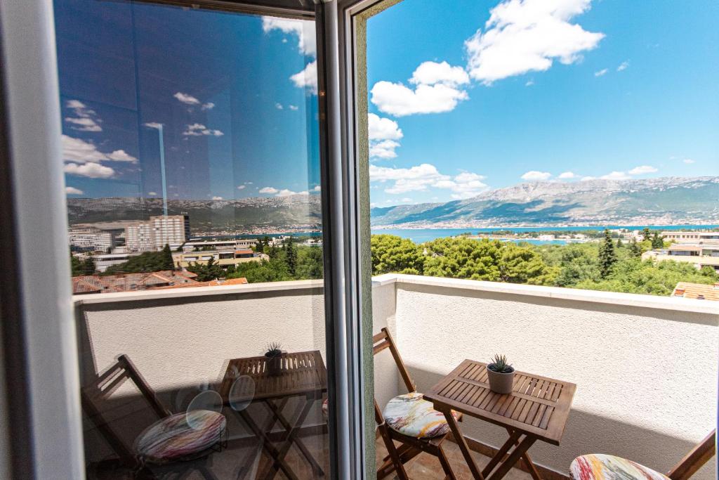 Spacious sea view apartment near Marjan & Beach