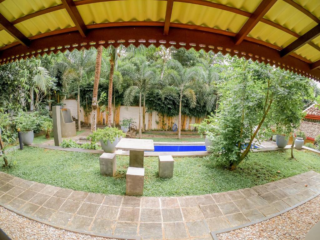 Bazén v ubytování Terrace Garden Ayurveda Resort nebo v jeho okolí