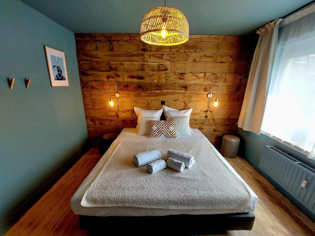 1 dormitorio con 1 cama con 2 toallas en MyDeer - Deluxe rooms & shared kitchen en Malmedy