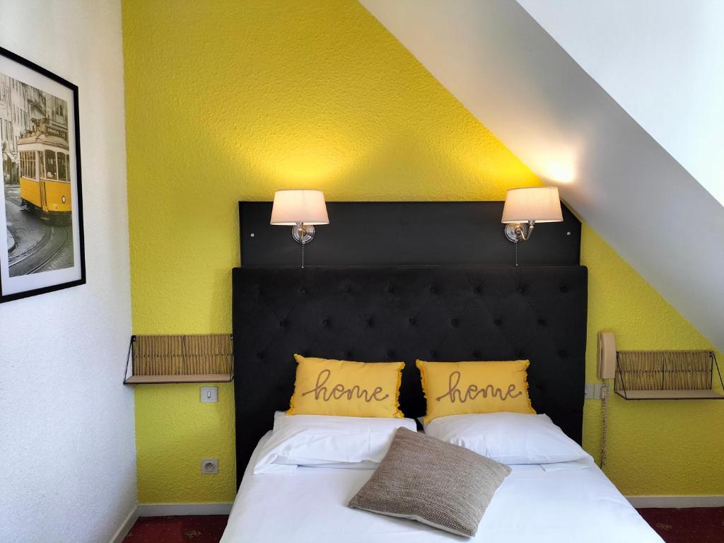Postel nebo postele na pokoji v ubytování Logis HOTEL RESTAURANT La Régence