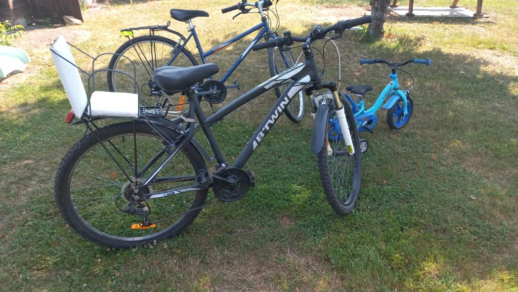 two bikes parked next to each other on the grass at les vignes d&#39;Ygrande in Ygrande