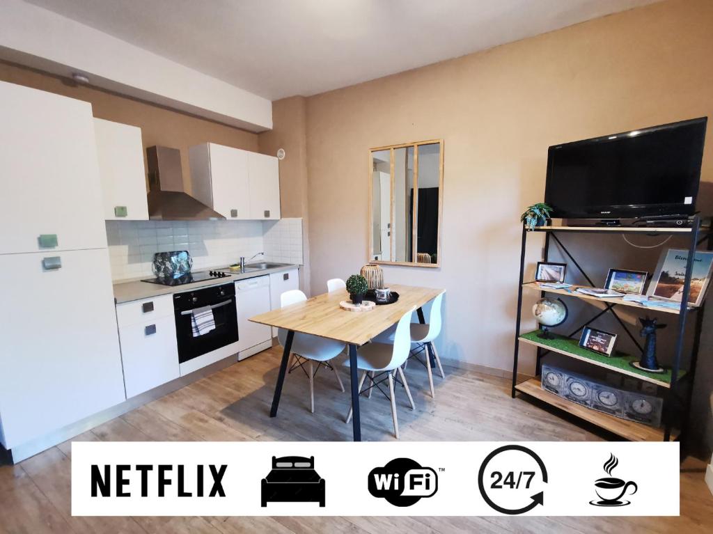 - une petite cuisine avec une table dans une chambre dans l'établissement Le Balcon, 500 m plage, proximité Touquet, à Camiers