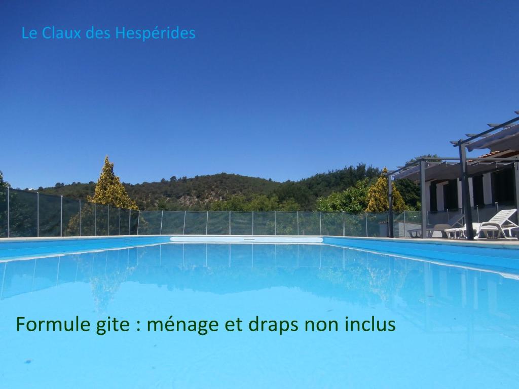 een groot zwembad met blauw water bij Le Claux des Hespérides in Allemagne-en-Provence
