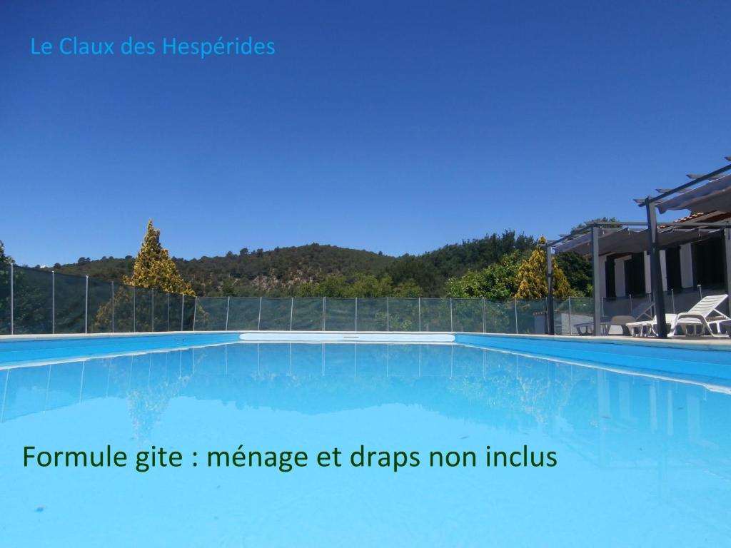 une grande piscine avec de l'eau bleue dans l'établissement Le Claux des Hespérides, à Allemagne-en-Provence