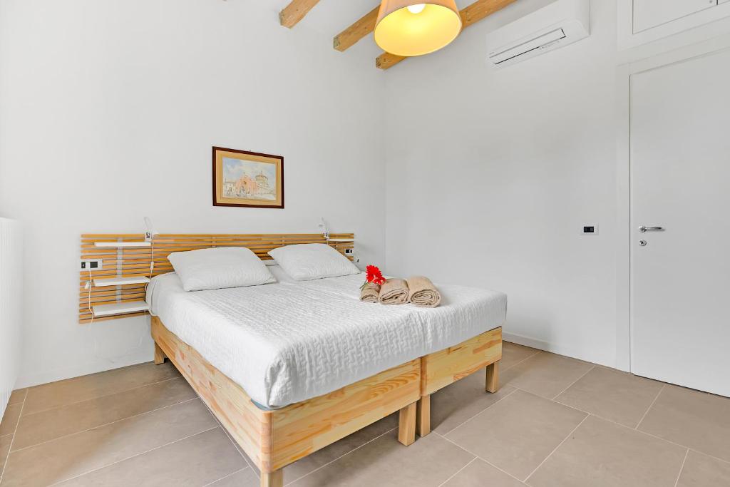 een slaapkamer met een bed met twee schoenen erop bij Alessia's Flat- Naviglio Grande in Buccinasco