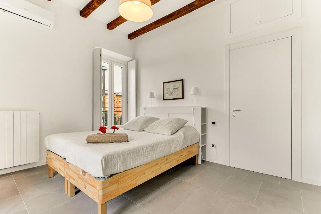 Postel nebo postele na pokoji v ubytování Alessia's Flat- Naviglio Grande