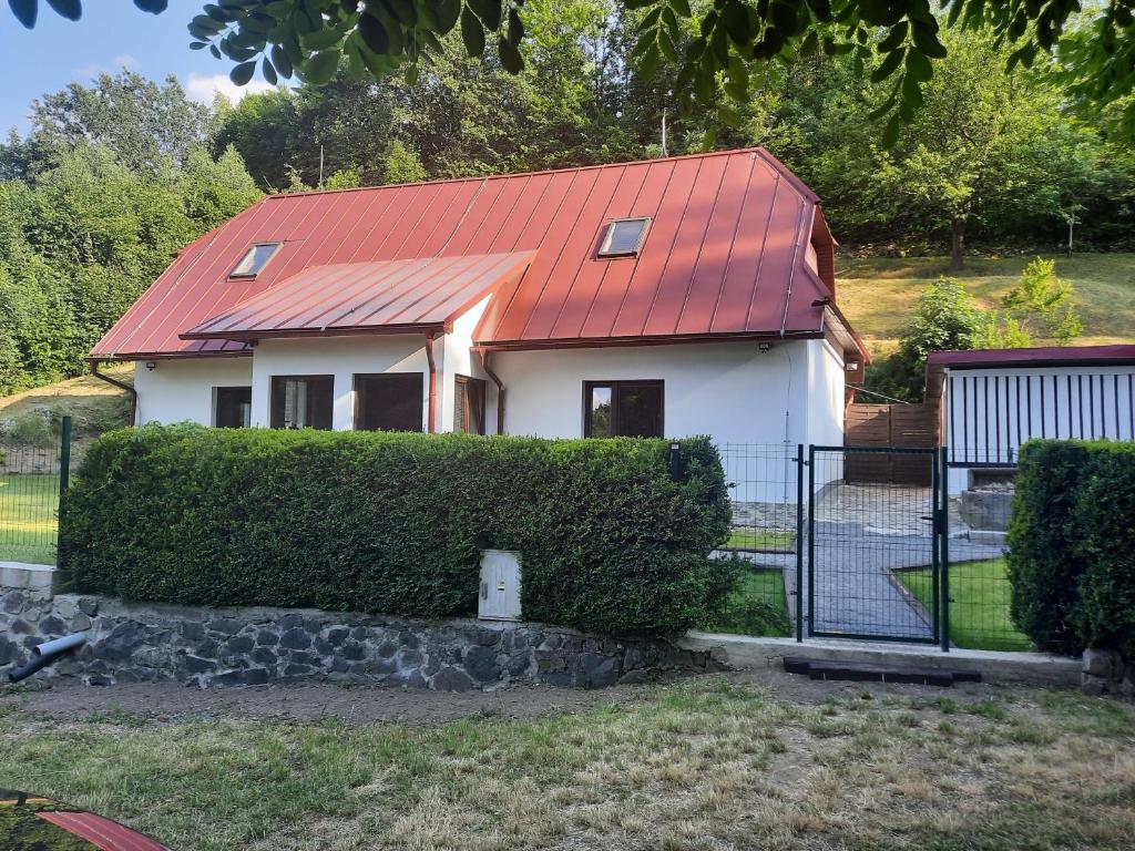 a small white house with a red roof at Domček pod lesíkom in Banská Štiavnica