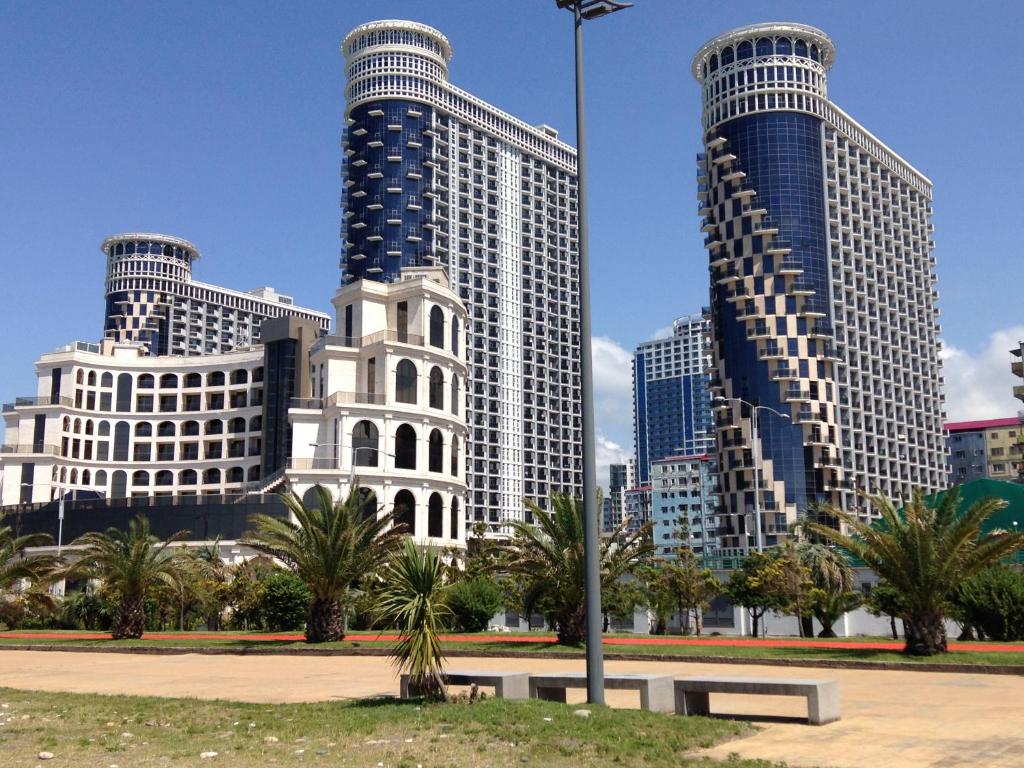 um horizonte da cidade com edifícios altos e um parque em APART HOTEL ORBI em Batumi