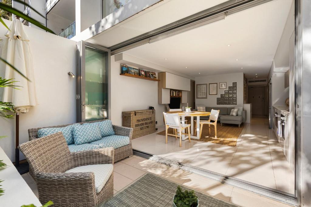 Relaxed 1BR Apartment with Courtyard in Bondi, Sydney (updated prices 2026)