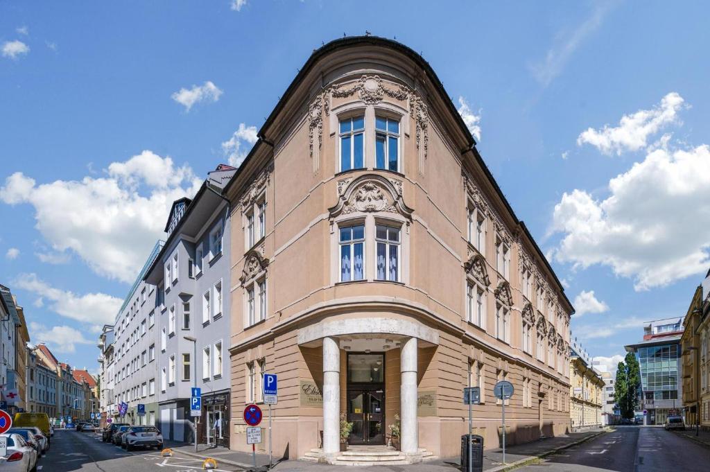 un gran edificio en la esquina de una calle en Elisabeth Old Town, en Bratislava