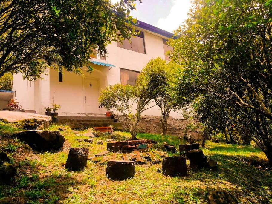 einen Hof mit Felsen vor einem Haus in der Unterkunft CASA MARTIN en Baños de Agua Santa in Baños