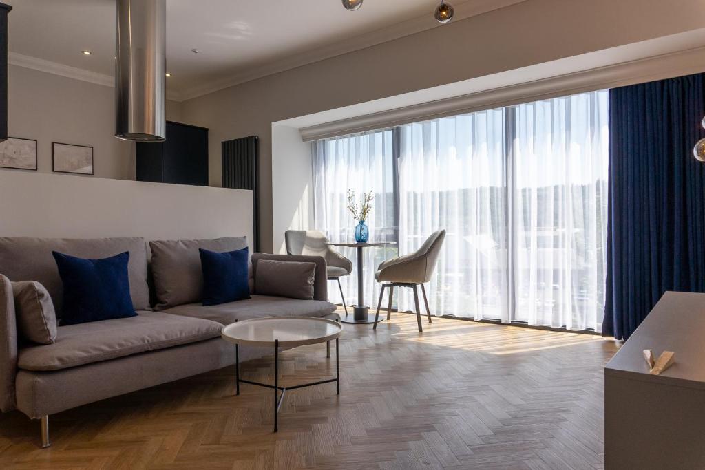 uma sala de estar com um sofá e uma mesa em Oban Apartments em Oban
