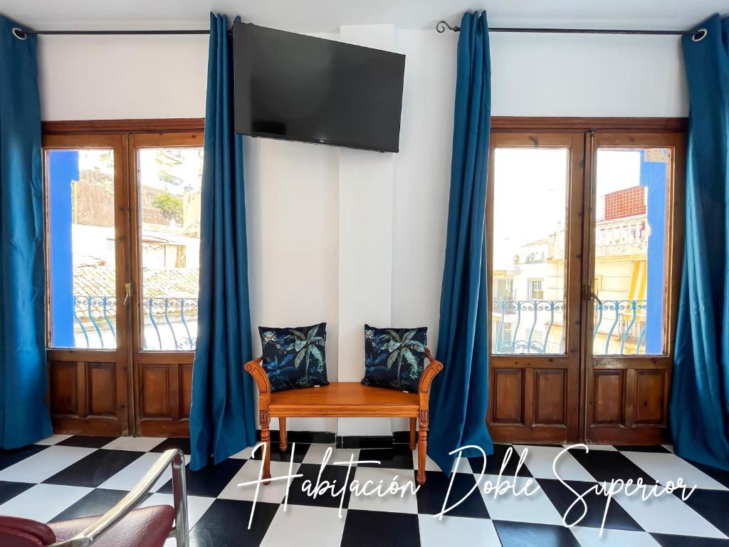 Televízia a/alebo spoločenská miestnosť v ubytovaní Micaela Charming Hostal