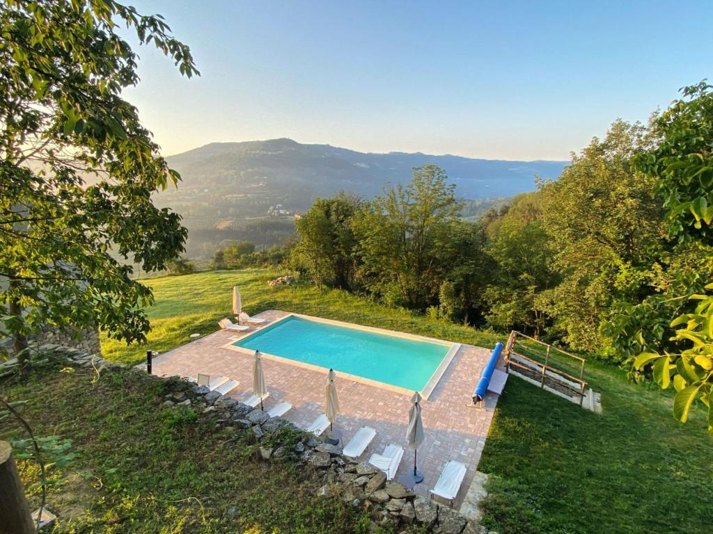 an image of a swimming pool in a garden at Agriturismo Casa del Principe in Torre Bormida