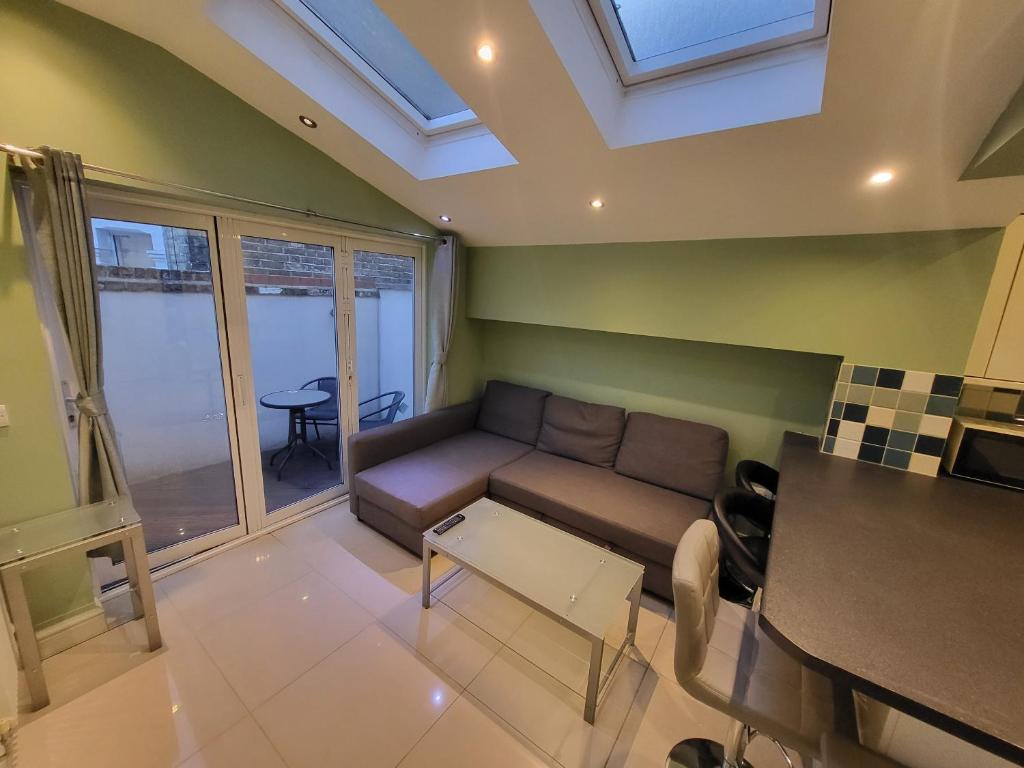 Posezení v ubytování Large 4 Bedroom House In Central London