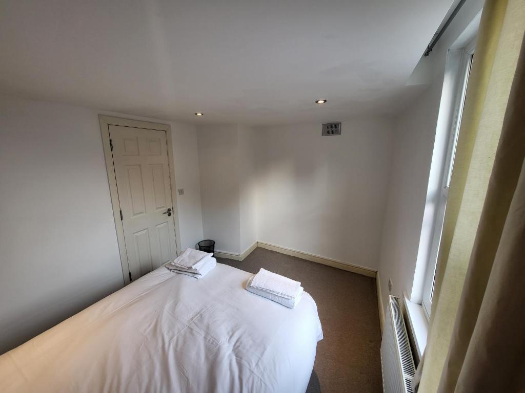 Postel nebo postele na pokoji v ubytování Large 4 Bedroom House In Central London