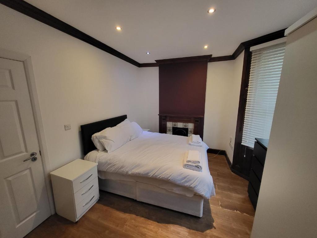 Postel nebo postele na pokoji v ubytování Large 4 Bedroom House In Central London