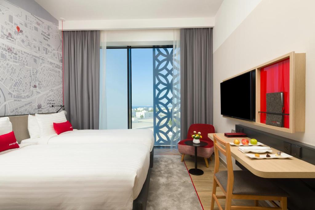 Postel nebo postele na pokoji v ubytování IntercityHotel Muscat