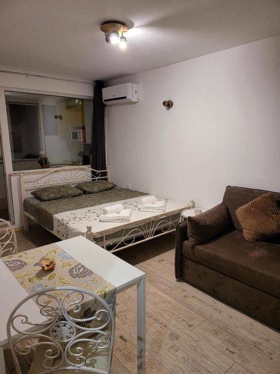 een woonkamer met een bank en een tafel bij Danaya's apartment in Varna