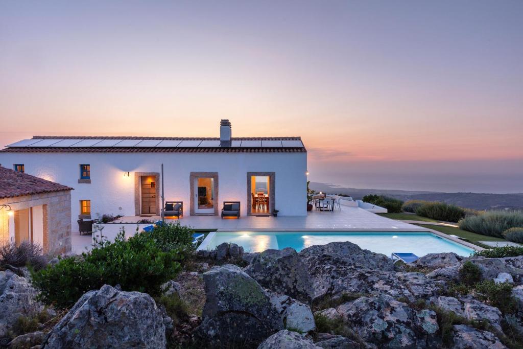 Villa con piscina frente a una casa en Sardegna è - Stazzu di l'Incantu con piscina, en Aglientu