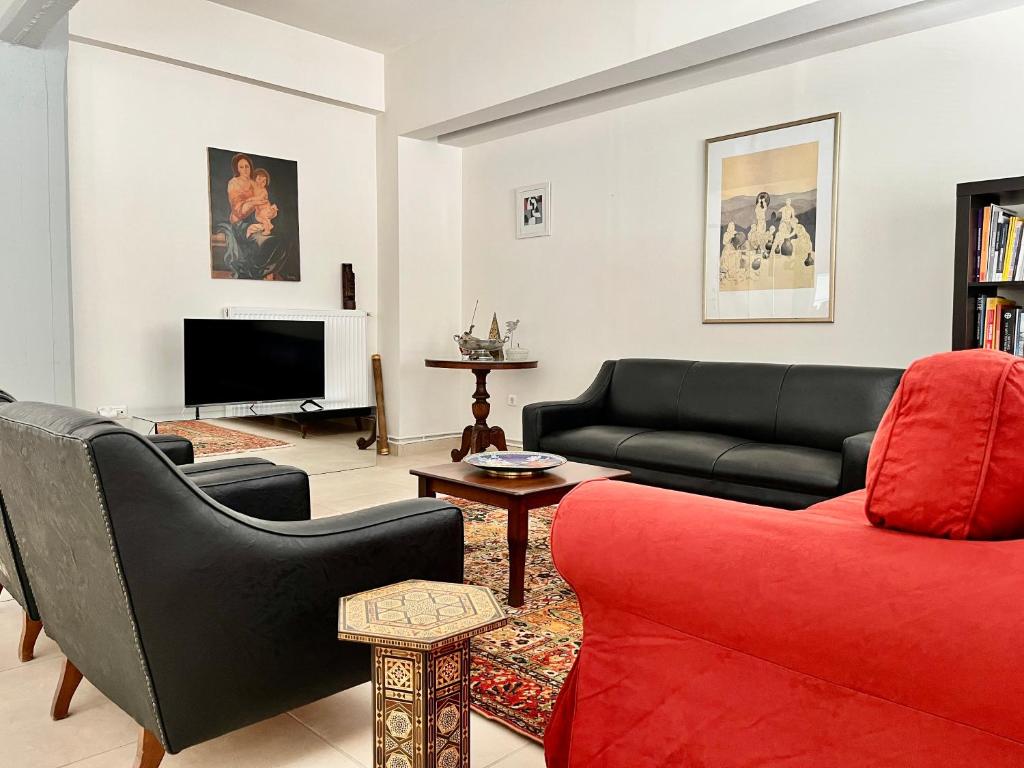 sala de estar con sofá y TV en Monastiraki Loft AthensApart en Atenas