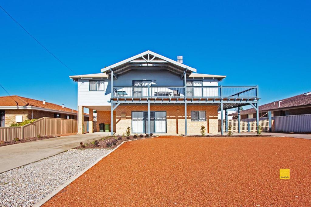 een groot huis met een balkon erbovenop bij Coastal Dayz in Jurien Bay