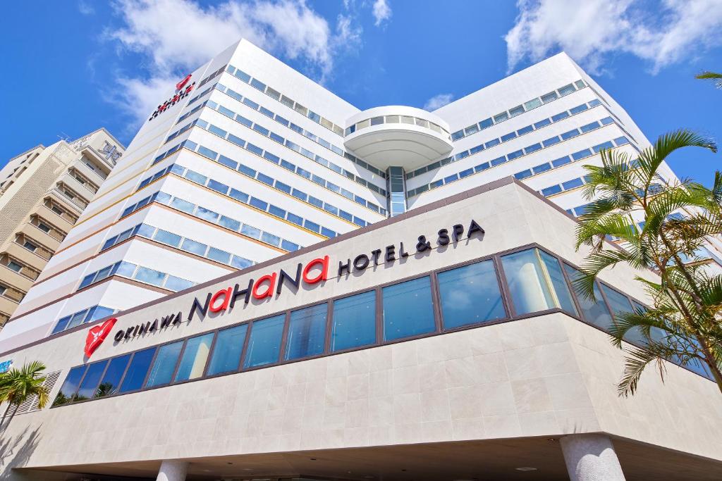 um edifício com um sinal em cima em Okinawa NaHaNa Hotel & Spa em Naha
