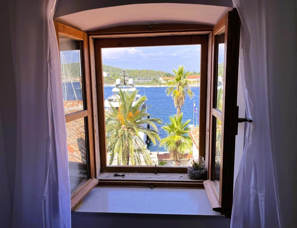 ein offenes Fenster mit Meerblick in der Unterkunft Zamaria Apartments in Vis