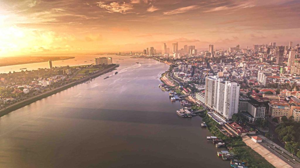 una vista aérea de una ciudad con un río en M9 Kirirom Hotel en Phnom Penh