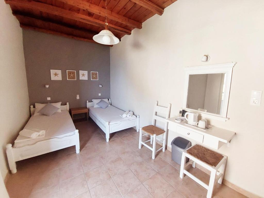 سرير أو أسرّة في غرفة في Agia Roumeli Hotel