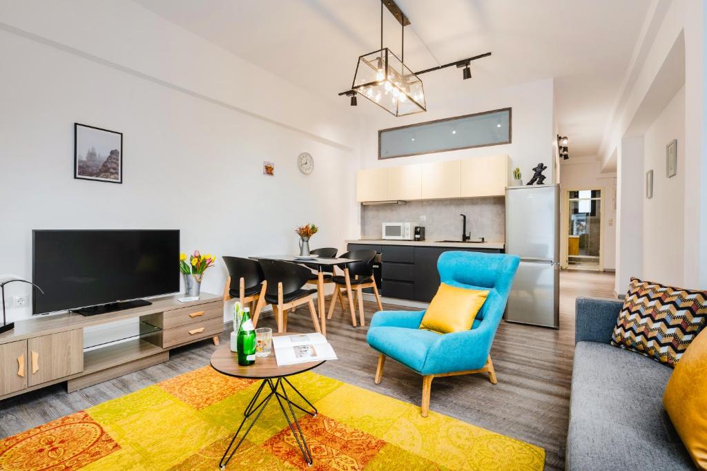 雅典的住宿－Sanders Home Suites，带沙发和电视的客厅