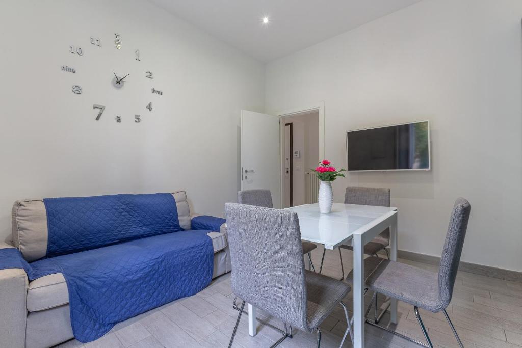 Зона вітальні в Bolognina Bright Apartment near the station