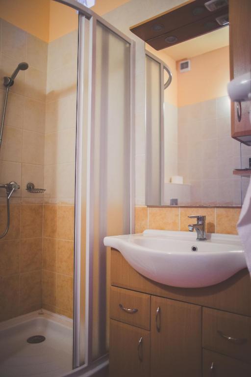Kúpeľňa v ubytovaní Fordan Hotel Pécs
