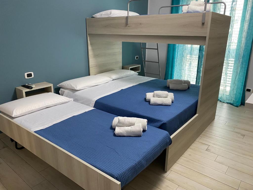 ein Schlafzimmer mit zwei Etagenbetten mit Handtüchern darauf in der Unterkunft La casa dell’Aurora in Falcone