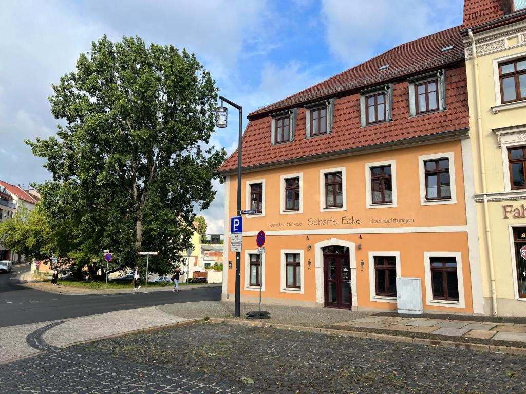 un edificio en la esquina de una calle en Pension Scharfe Ecke, en Görlitz