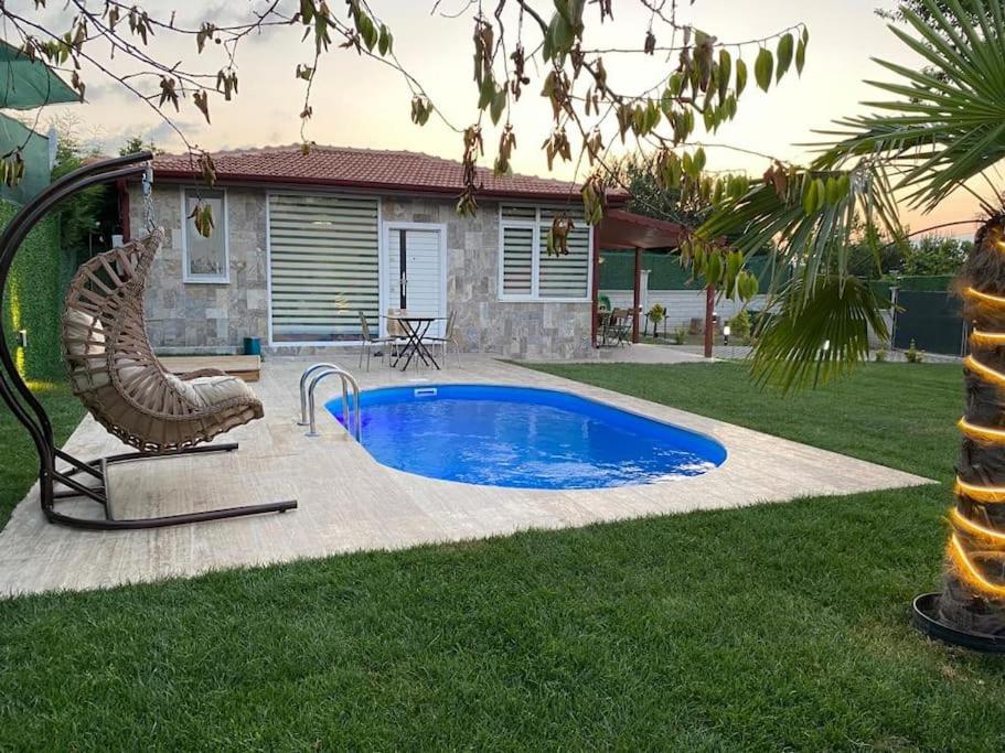 uma piscina num quintal ao lado de uma casa em Arelsa Sapanca em Sapanca
