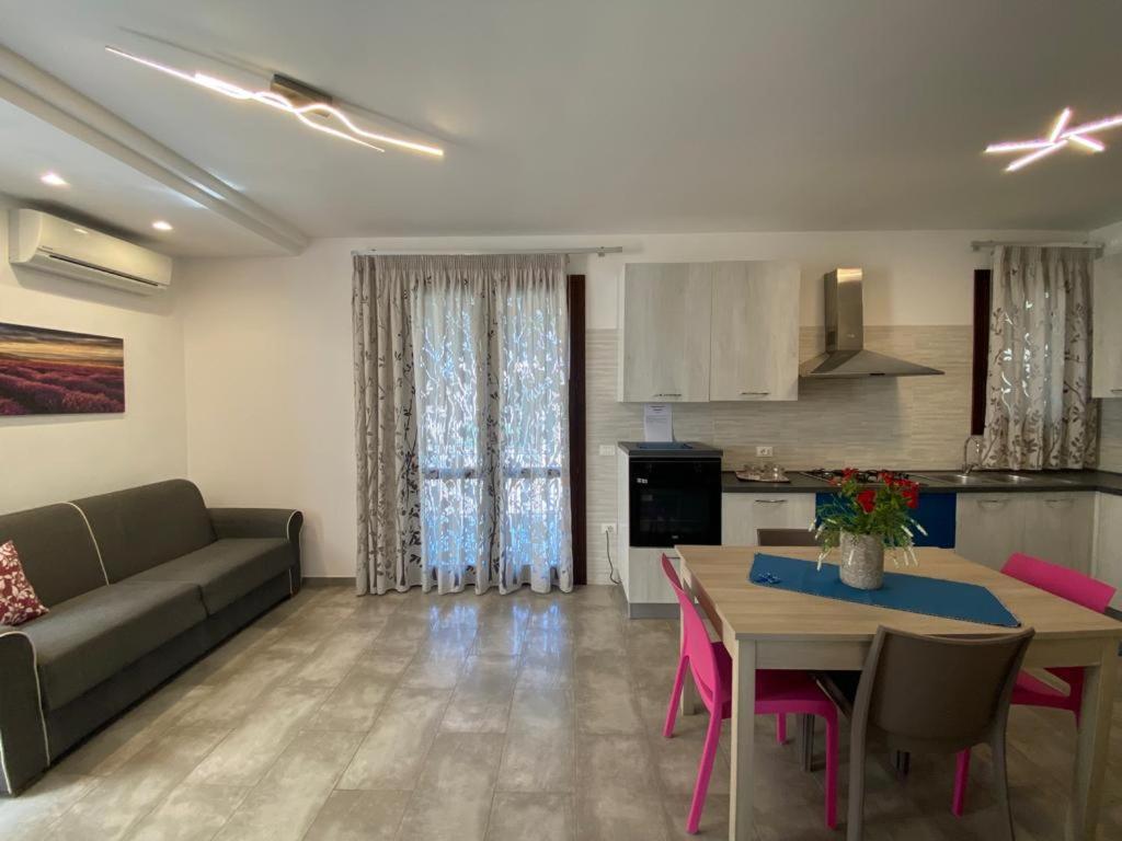een woonkamer met een bank en een tafel bij Casa Diamante in San Vito lo Capo