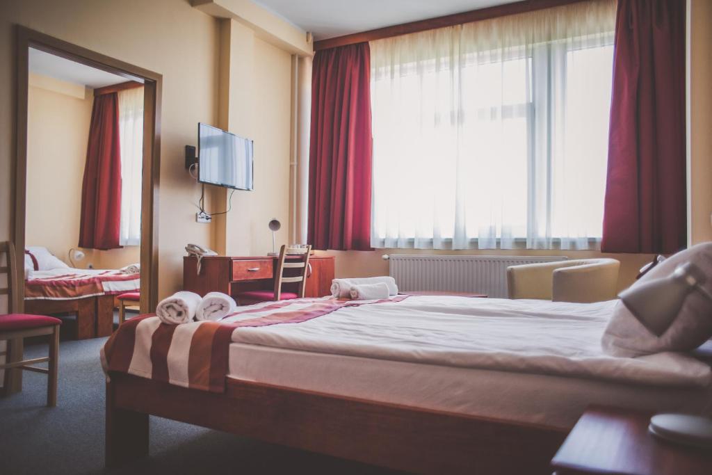 Posteľ alebo postele v izbe v ubytovaní Fordan Hotel Pécs