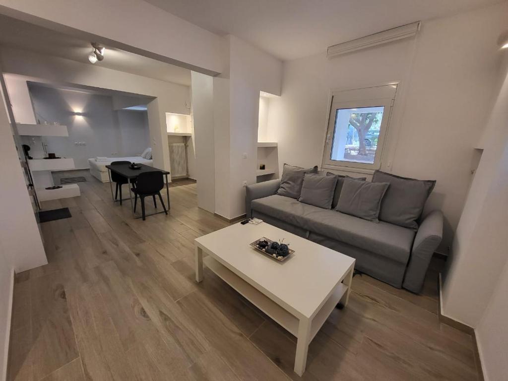 uma sala de estar com um sofá e uma mesa em Apartment Near The Center Of Glyfada em Atenas