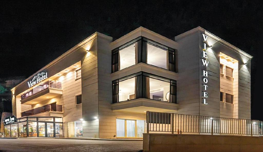view hotel في مجدل شمس: مبنى كبير مع أضواء في الليل