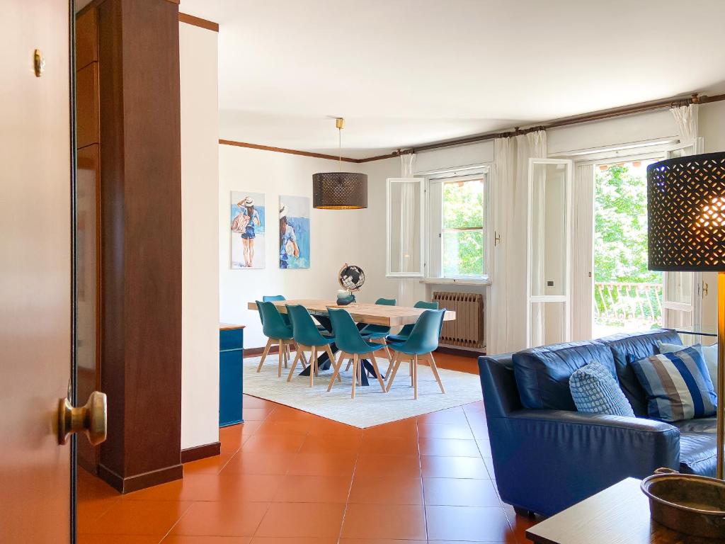 un soggiorno con divano blu e tavolo di Appartamento Sulla Via del Mare a Cesena