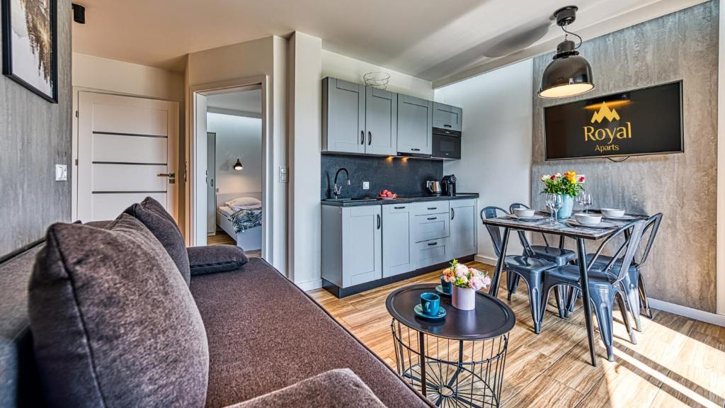Kuchyňa alebo kuchynka v ubytovaní Apartamenty Monteverde przy Gondoli - Zakopiańska 22 by Royal Aparts