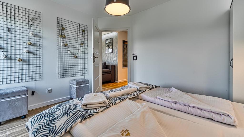 Posteľ alebo postele v izbe v ubytovaní Apartamenty Monteverde przy Gondoli - Zakopiańska 22 by Royal Aparts