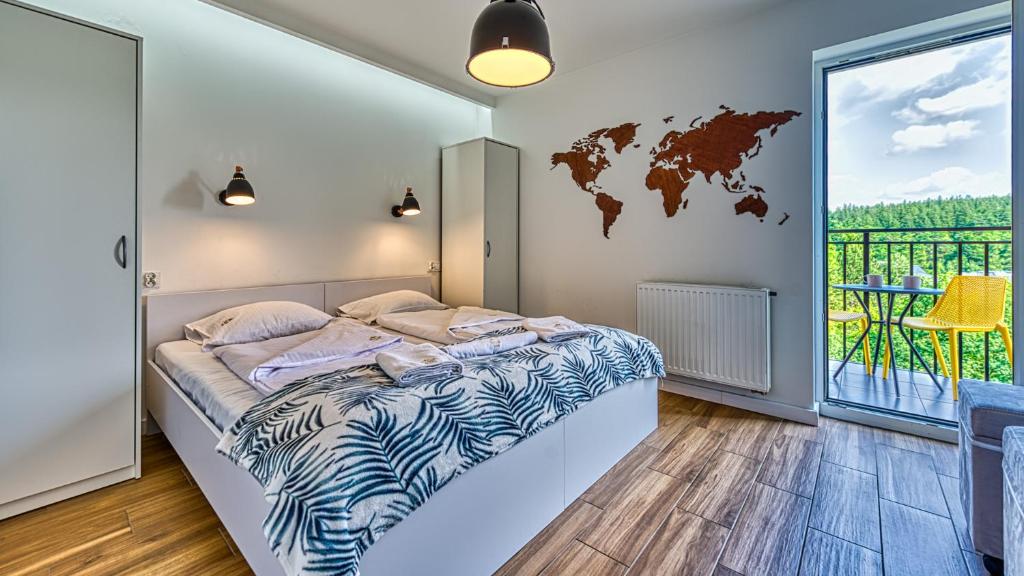 Posteľ alebo postele v izbe v ubytovaní Apartamenty Monteverde przy Gondoli - Zakopiańska 22 by Royal Aparts