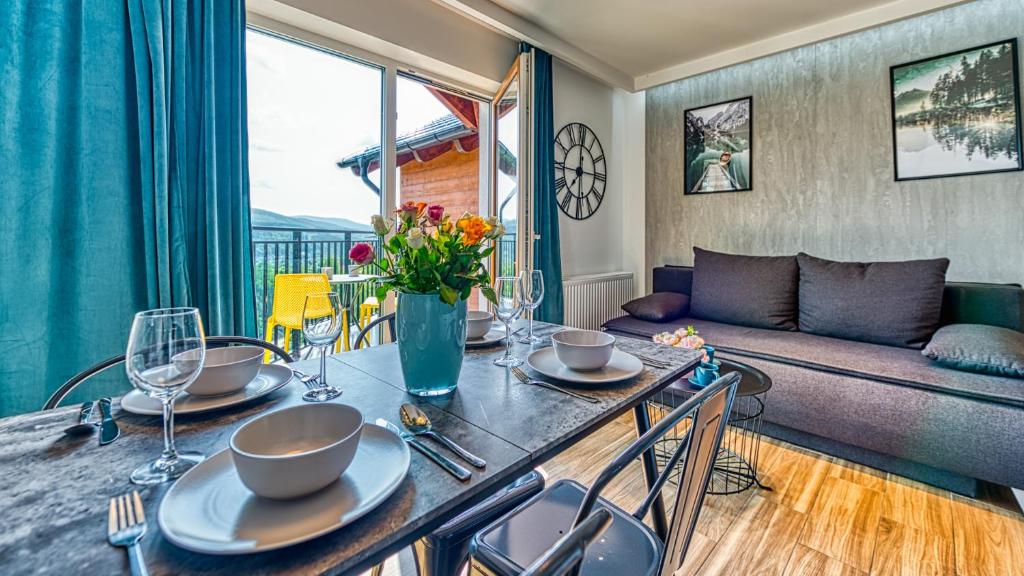 Posedenie v ubytovaní Apartamenty Monteverde przy Gondoli - Zakopiańska 22 by Royal Aparts