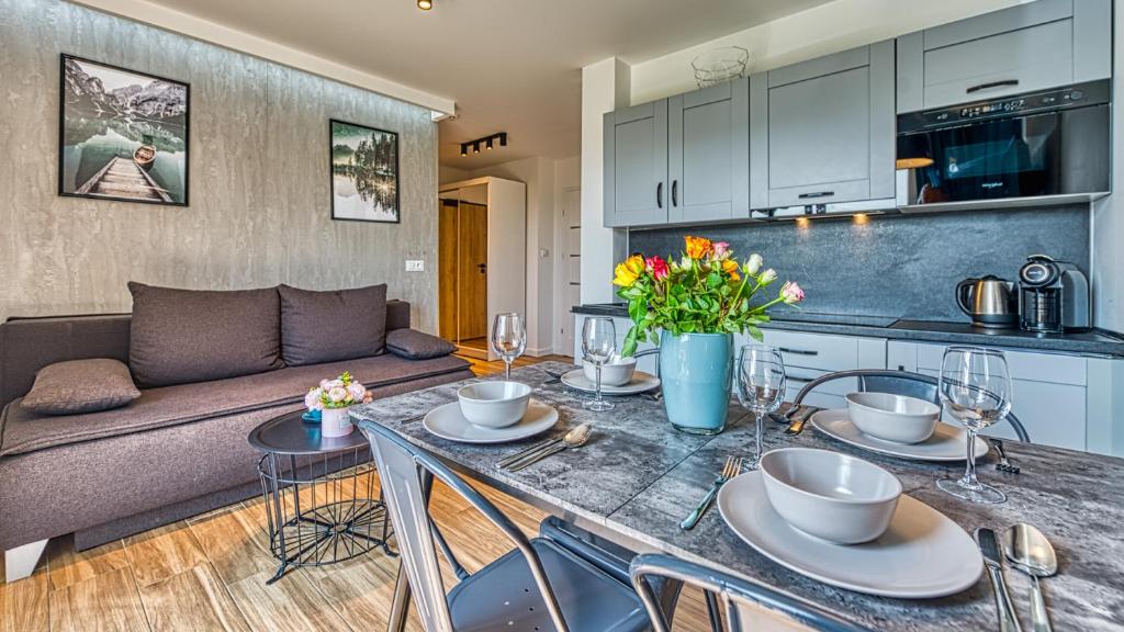 Kuchyňa alebo kuchynka v ubytovaní Apartamenty Monteverde przy Gondoli - Zakopiańska 22 by Royal Aparts