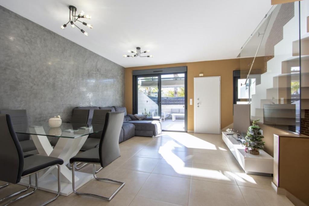 een woonkamer met een glazen tafel en een bank bij Nuez Moscada ID167 in Villamartin