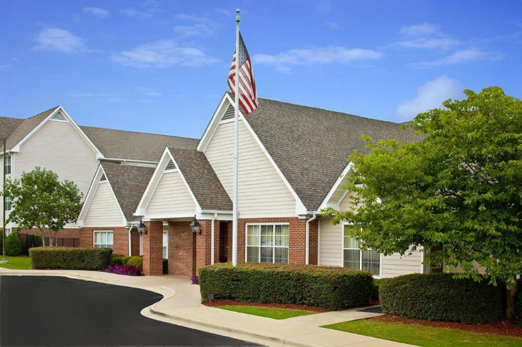 una casa con una bandera americana encima en Sonesta ES Suites Birmingham Homewood, en Birmingham