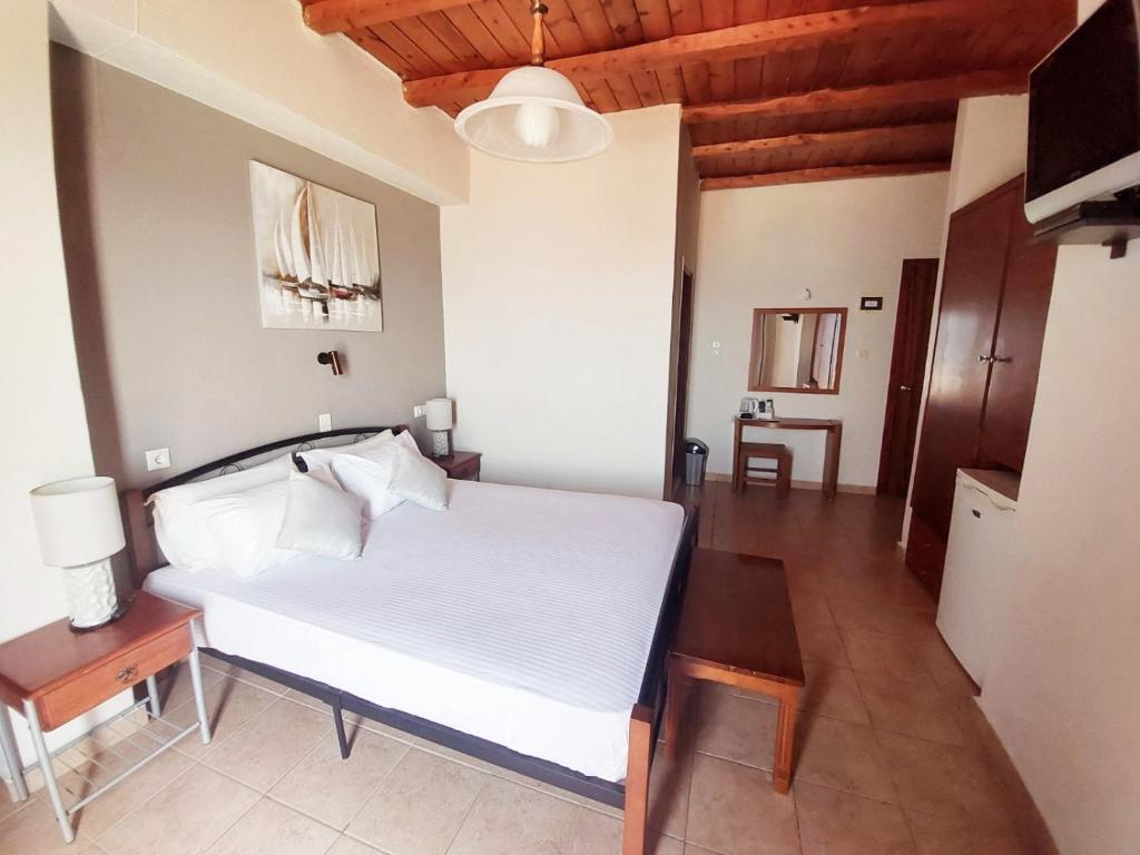 سرير أو أسرّة في غرفة في Agia Roumeli Hotel