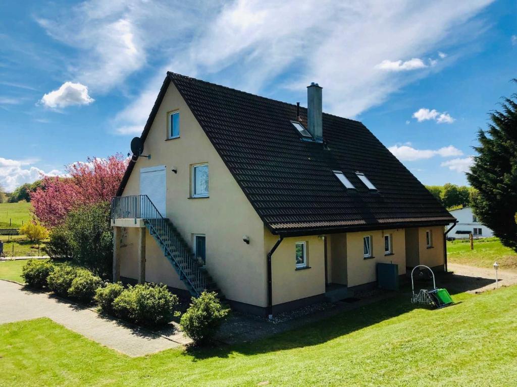 una pequeña casa con techo negro en Landferienhaus Sonnenblume, en Hagen
